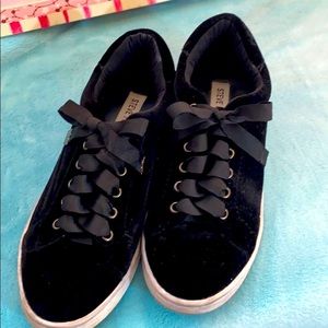 Steve Madden black velvet tennis shoes with ribbon laces